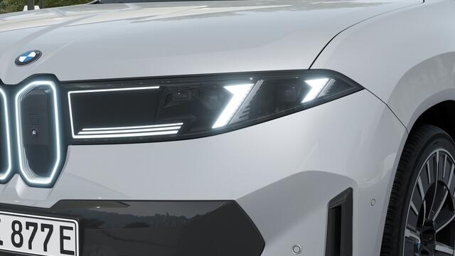 BMW X3 iX3 50 xDrive M Sport / Panoramadak / Trekhaak / M Sportstoelen / Parking Assistant Professional / Stuurverwarming / Head-Up