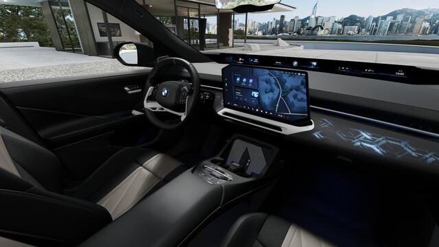 BMW X3 iX3 50 xDrive M Sport / Panoramadak / Trekhaak / M Sportstoelen / Parking Assistant Professional / Stuurverwarming / Head-Up