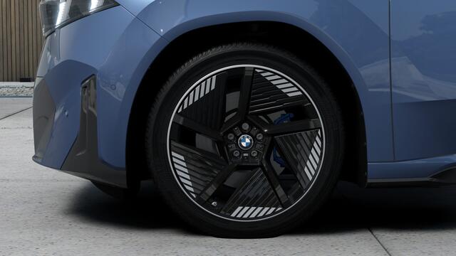 BMW X3 iX3 50 xDrive M Sport / Panoramadak / Trekhaak / Multifunctionele Stoelen / Parking Assistant Plus / Stuurverwarming