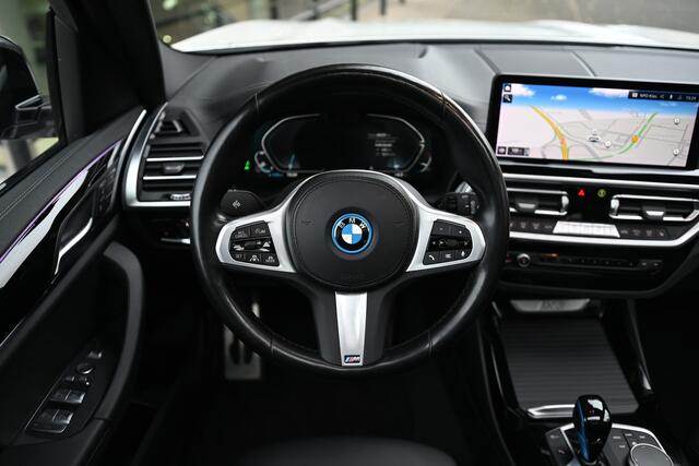 BMW X3 iX3 Executive / Trekhaak / Panoramadak / Sportstoelen / Achteruitrijcamera / Adaptieve LED / Live Cockpit Professional / Adaptief onderstel