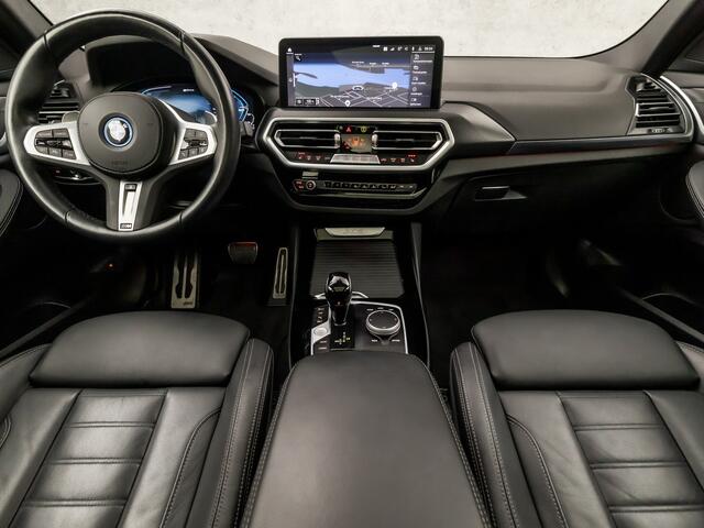 BMW X3 xDrive30e M Sport High Executive 293Pk Automaat (PANORAMADAK, M PAKKET, HEAD-UP DISPLAY, APPLE CARPLAY, 360 CAMERA, STUUR/STOELVERWARMING, ADAPTIVE CRUISE, SFEERVERLICHTING, NIEUWSTAAT)