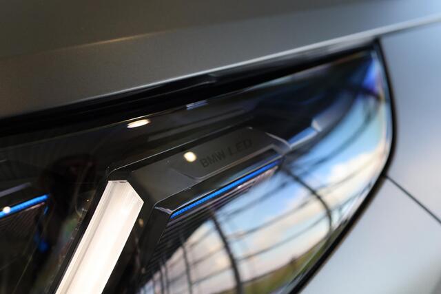 BMW X3 M50 M Sportpakket Pro | Panoramadak | Head-Up | Iconic Glow | Harman Kardon | Professional Pack | Comfort Pack | Adaptief Onderstel | Trekhaak | Adaptieve LED