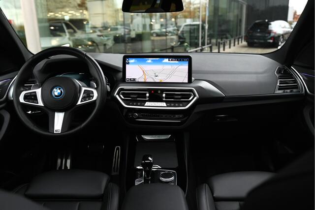 BMW X3 xDrive30e High Executive M Sport Automaat / Panoramadak / Trekhaak / Sportstoelen / Parking Assistant Plus / Head-Up / Live Cockpit Professional