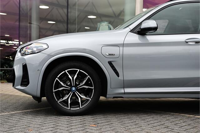 BMW X3 xDrive30e High Executive M Sport Automaat / Panoramadak / Trekhaak / Sportstoelen / Parking Assistant Plus / Head-Up / Live Cockpit Professional