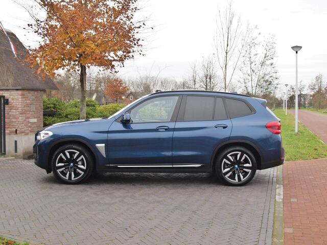 BMW X3 iX3 Executive 80 kWh | Panoramadak | Sfeerverlichting | Camera | Apple Carplay | NL-Auto |