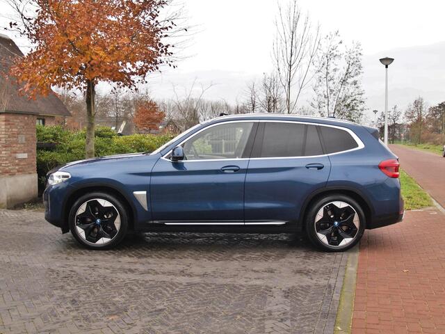 BMW X3 iX3 High Executive 80 kWh | Panoramadak | 360 Camera | Trekhaak | Sfeerverlichting | Head-Up Display | Harman Kardon |