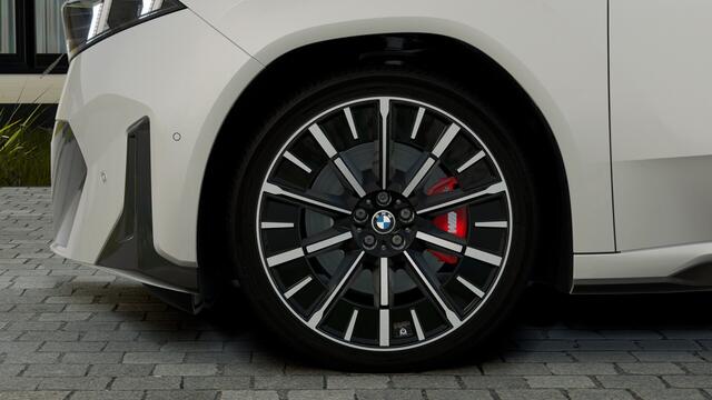 BMW X3 iX3 50 xDrive M Sport / Panoramadak / Trekhaak / M Sportstoelen / Parking Assistant Professional / Head-Up / Stuurverwarming