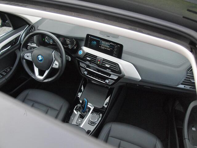 BMW X3 iX3 Executive 80 kWh | Panoramadak | Camera | Sfeerverlichting | Apple Carplay |