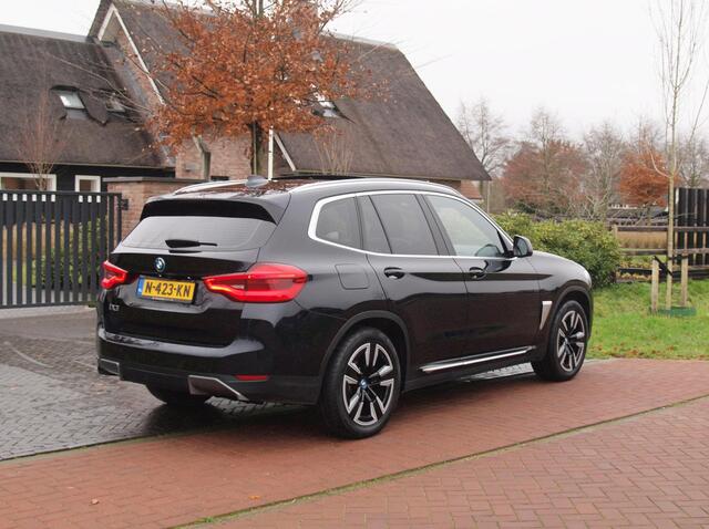 BMW X3 iX3 Executive 80 kWh | Panoramadak | Camera | Apple Carplay | Sfeerverlichting |