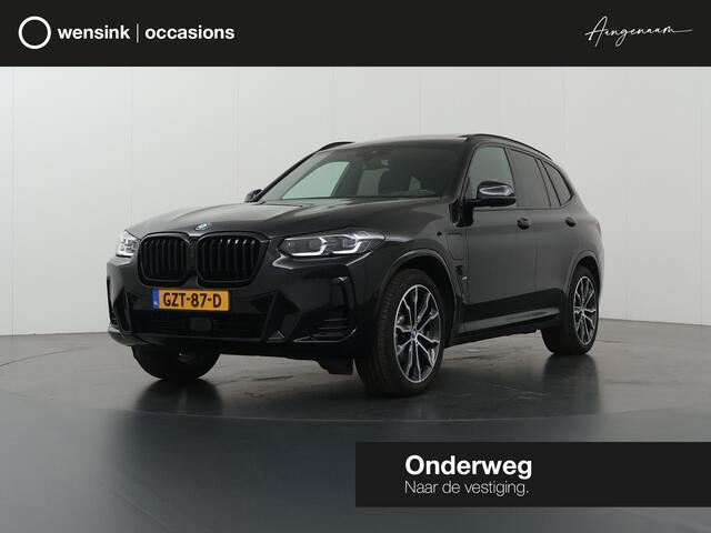 BMW X3 xDrive30e High Executive | M-Pakket | Trekhaak | Sportstoelen | Panoramadak | HUD | Harman/Kardon Audio | Adaptieve Cruise Control | Ele. verstelbare stoelen + geheugen | 360 Camera | DAB | Apple CarPlay/ Android Auto |