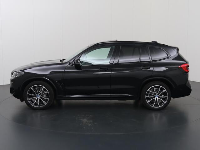 BMW X3 xDrive30e High Executive | M-Pakket | Trekhaak | Sportstoelen | Panoramadak | HUD | Harman/Kardon Audio | Adaptieve Cruise Control | Ele. verstelbare stoelen + geheugen | 360 Camera | DAB | Apple CarPlay/ Android Auto |
