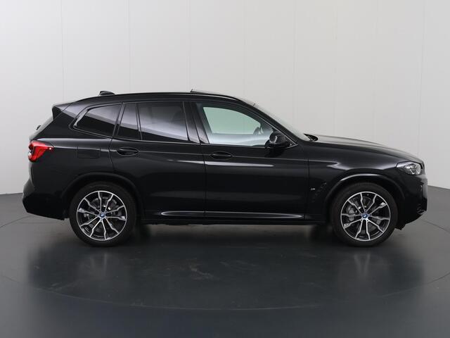 BMW X3 xDrive30e High Executive | M-Pakket | Trekhaak | Sportstoelen | Panoramadak | HUD | Harman/Kardon Audio | Adaptieve Cruise Control | Ele. verstelbare stoelen + geheugen | 360 Camera | DAB | Apple CarPlay/ Android Auto |