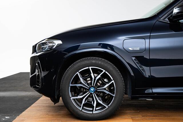 BMW X3 xDrive30e High Executive M Sport - Trekhaak - Parking/Driving Assistant - Elektrisch verwarmde voorstoelen - Stuurwielrand verwarmd - Ambiance verlichting - Adaptieve LED koplampen - Hifi -