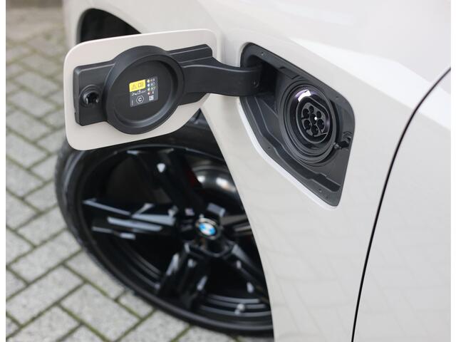 BMW X3 30e xDrive | Trekhaak - Pano - Iconic Glow