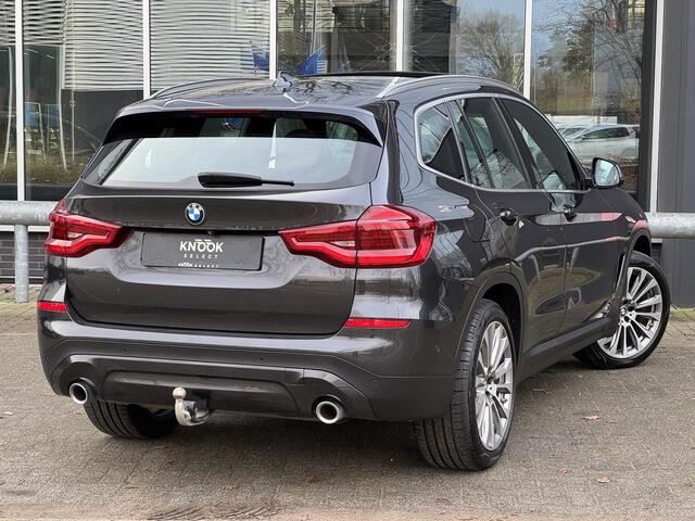 BMW X3 xDrive20i High Executive / Panoramadak / Adaptive LED / Camera / Navigatiesysteem Professional / Trekhaak / Sportstoel / HiFi Luidsprekersysteem / Stoelverwarming / 20" velgen / Dakreling
