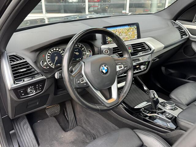 BMW X3 xDrive20i High Executive / Panoramadak / Adaptive LED / Camera / Navigatiesysteem Professional / Trekhaak / Sportstoel / HiFi Luidsprekersysteem / Stoelverwarming / 20" velgen / Dakreling