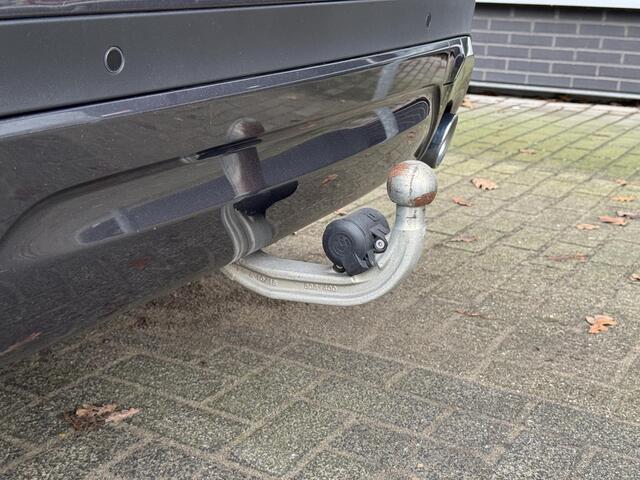 BMW X3 xDrive20i High Executive / Panoramadak / Adaptive LED / Camera / Navigatiesysteem Professional / Trekhaak / Sportstoel / HiFi Luidsprekersysteem / Stoelverwarming / 20" velgen / Dakreling