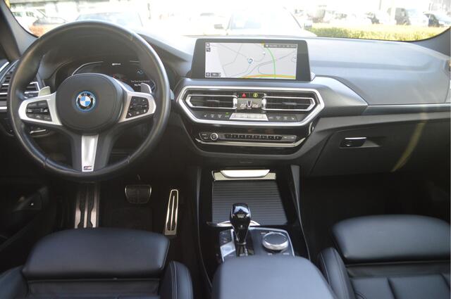BMW X3 xDrive30e M Sport Automaat / Panoramadak / Trekhaak / Sportstoelen / Head-Up / Achteruitrijcamera / Active Cruise Control / Comfort Access