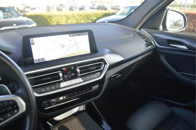 BMW X3 xDrive30e M Sport Automaat / Panoramadak / Trekhaak / Sportstoelen / Head-Up / Achteruitrijcamera / Active Cruise Control / Comfort Access