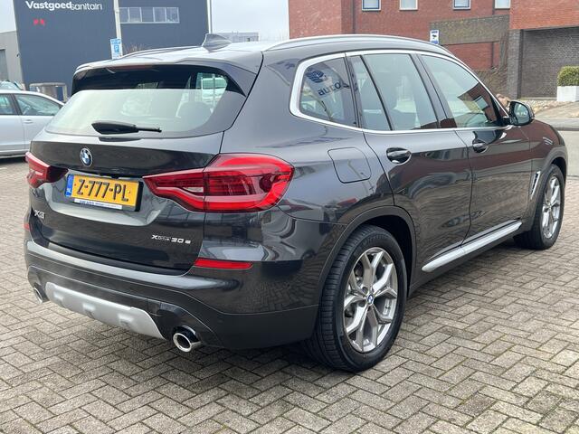 BMW X3 xDrive30e X-Line Panodak Trekhaak ACC Driving Assist Plus Elek stoelen Navigatie Live Cockpit Prof Carplay Stuur en Stoelverwarming DAB 360 Camera Harman Kardon Audio Vol Opties Plug in Hybride