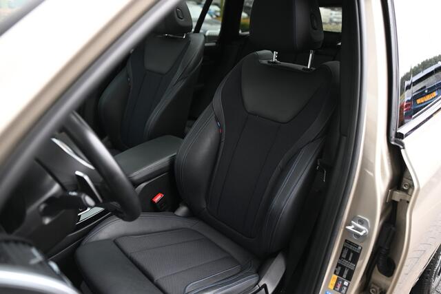BMW X3 xDrive30e High Executive M Sport Automaat / Panoramadak / Trekhaak / Sportstoelen / Achteruitrijcamera / LED / Stoelverwarming / Live Cockpit Professional