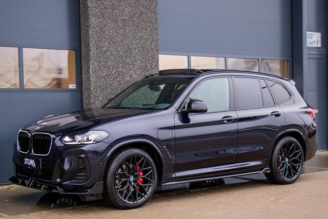 BMW X3 xDrive30e High Executive | M-Sport | Pano | LED | HUD | M-Seats | Sfeer | Harman Kardon | Camera | 21 Inch | X3M Pack | Shadow Line | Carbon-Zwart | Live Cockpit Pro | 1 Eigenaar | Dealer Onderhouden | BTW | Garantie