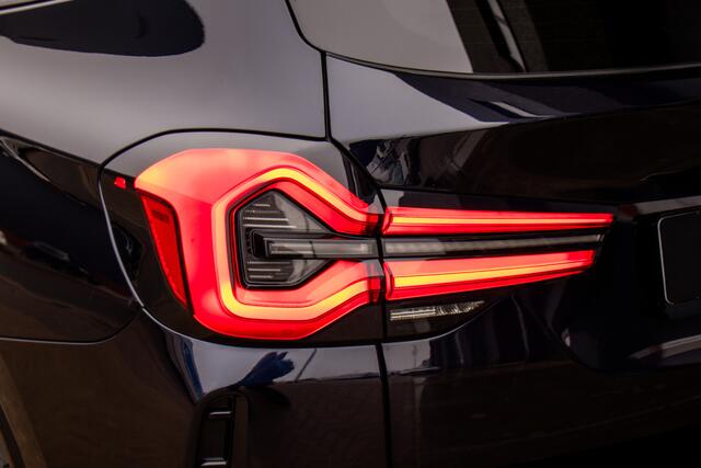 BMW X3 xDrive30e High Executive | M-Sport | Pano | LED | HUD | M-Seats | Sfeer | Harman Kardon | Camera | 21 Inch | X3M Pack | Shadow Line | Carbon-Zwart | Live Cockpit Pro | 1 Eigenaar | Dealer Onderhouden | BTW | Garantie