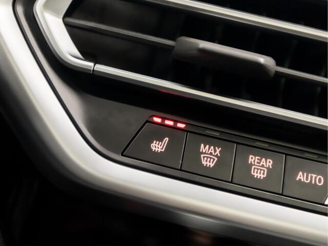 BMW X3 xDrive30e M Sport High Executive 293Pk Automaat (PANORAMADAK, M PAKKET, HEAD-UP DISPLAY, APPLE CARPLAY, 360 CAMERA, STUUR/STOELVERWARMING, ADAPTIVE CRUISE, SFEERVERLICHTING, NIEUWSTAAT)