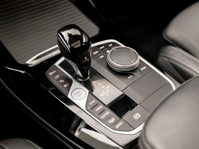 BMW X3 xDrive30e M Sport High Executive 293Pk Automaat (PANORAMADAK, M PAKKET, HEAD-UP DISPLAY, APPLE CARPLAY, 360 CAMERA, STUUR/STOELVERWARMING, ADAPTIVE CRUISE, SFEERVERLICHTING, NIEUWSTAAT)