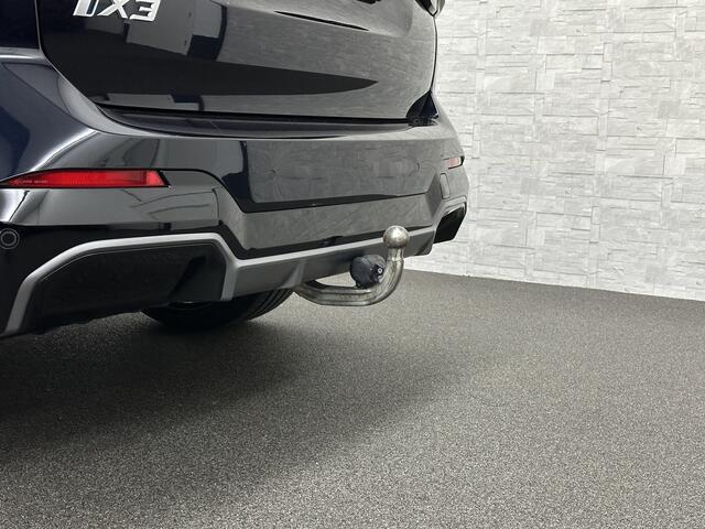 BMW X3 iX3 M-Sport 80 kWh | Panorama | Leder | 99% SOH | ACC | Trekhaak | Memory | Camera | 3-Zone Clima | Carplay | Getint Glas | Black-Optic | Stoelverwarming | Draadloos Laden | Bovag Garantie |