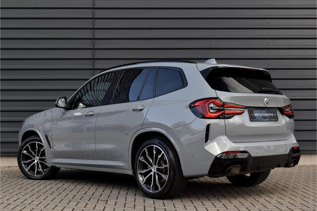 BMW X3 xDrive30e M Sport Shadow | Pano | ACC | Elek. Trekhaak | Camera | Live Cockpit Pro | 20'' Wielen |