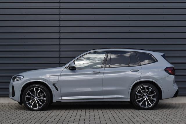 BMW X3 xDrive30e M Sport Shadow | Pano | ACC | Elek. Trekhaak | Camera | Live Cockpit Pro | 20'' Wielen |