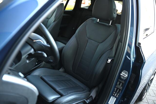 BMW X3 xDrive20i High Executive Automaat / Trekhaak / Panoramadak / Sportstoelen / Stoelverwarming / LED / 20" LMV / Navigatie