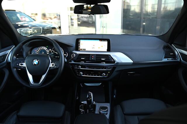 BMW X3 xDrive20i High Executive Automaat / Trekhaak / Panoramadak / Sportstoelen / Stoelverwarming / LED / 20" LMV / Navigatie