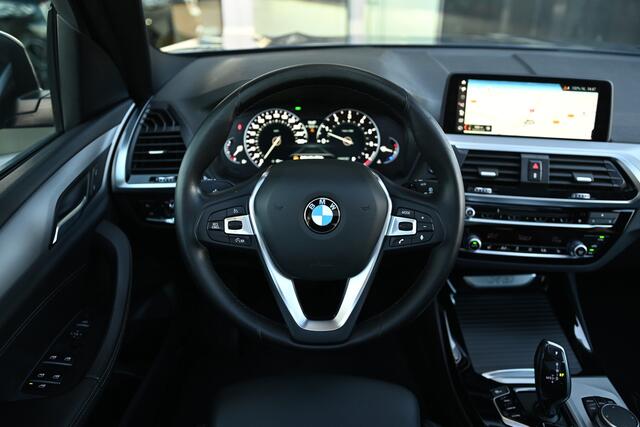 BMW X3 xDrive20i High Executive Automaat / Trekhaak / Panoramadak / Sportstoelen / Stoelverwarming / LED / 20" LMV / Navigatie