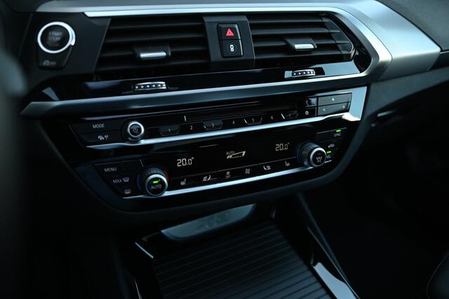 BMW X3 xDrive20i High Executive Automaat / Trekhaak / Panoramadak / Sportstoelen / Stoelverwarming / LED / 20" LMV / Navigatie