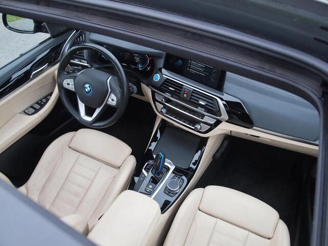 BMW X3 iX3 High Executive 80 kWh | Panoramadak | Trekhaak | Head-Up Display | 360 Camera | Harman Kardon | Sfeerverlichting |