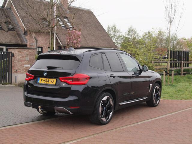 BMW X3 iX3 High Executive 80 kWh | Panoramadak | Trekhaak | Head-Up Display | 360 Camera | Harman Kardon | Sfeerverlichting |