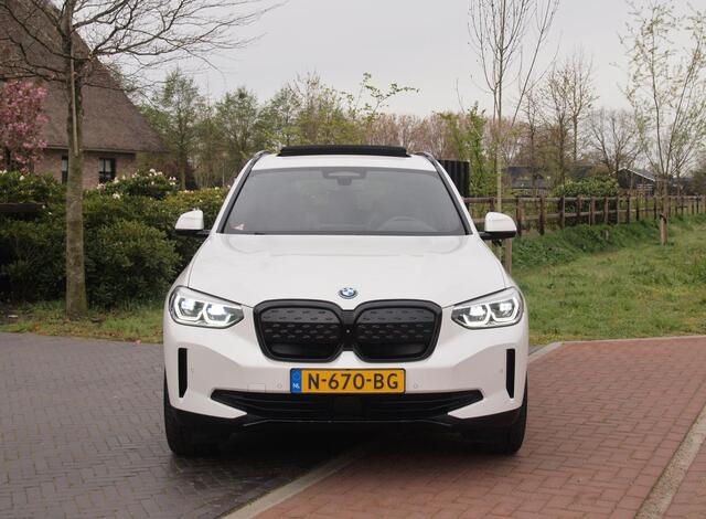 BMW X3 iX3 High Executive 80 kWh | Panoramadak | Trekhaak | Head-Up Display | 360 Camera | Harman Kardon | Sfeerverlichting |