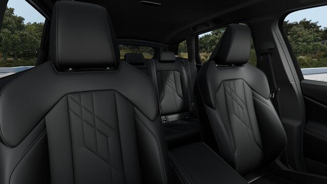 BMW X3 30e xDrive M Sport Automaat / Panoramadak / Trekhaak / Sportstoelen / Stoelventilatie / Adaptieve LED / Parking Assistant Plus / Comfort Access