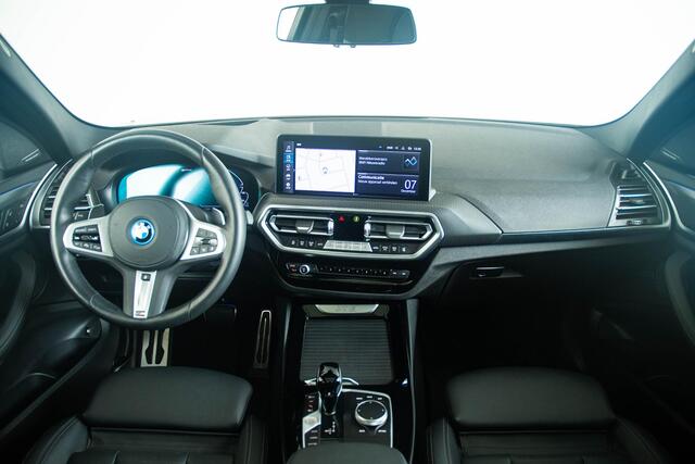 BMW X3 xDrive30e High Executive M Sport - Trekhaak - Panoramadak - Active Cruise Control - Head up - Harman Kardon - Elektrisch verstelbare/verwarmde voorstoelen - actieve stoelventilatie - Stuurwielrand verwarmd -