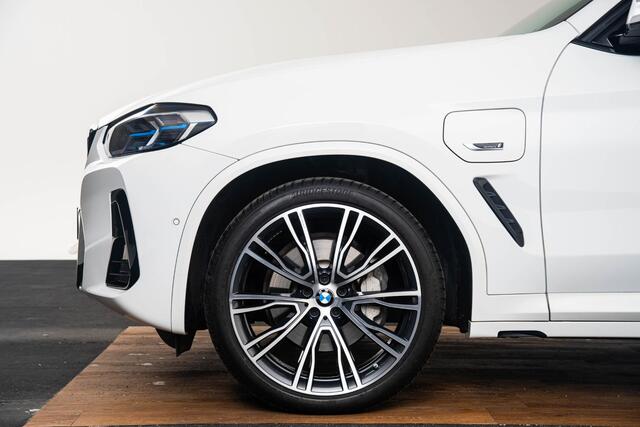BMW X3 xDrive30e High Executive M Sport - Trekhaak - Panoramadak - Active Cruise Control - Head up - Harman Kardon - Elektrisch verstelbare/verwarmde voorstoelen - actieve stoelventilatie - Stuurwielrand verwarmd -