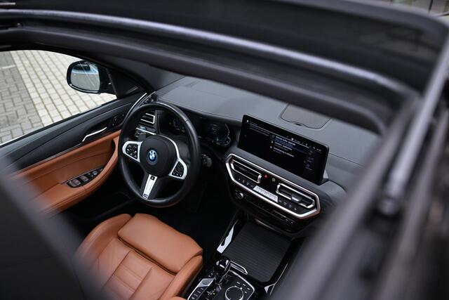 BMW X3 xDrive30e M Sport Automaat / Panoramadak / M Sportstoelen / Harman Kardon / Getint glas / Memory / Parking Assistant Plus / Comfort Access