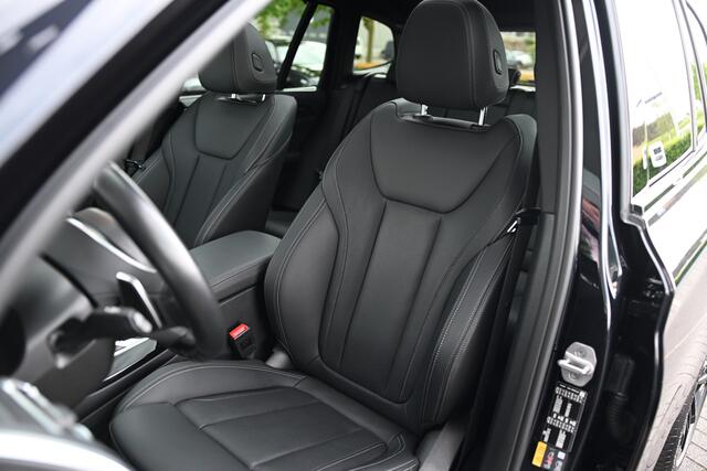 BMW X3 xDrive30e M Sport Automaat / Panoramadak / Trekhaak / Sportstoelen / Achteruitrijcamera / LED / Active Cruise Control / Comfort Access