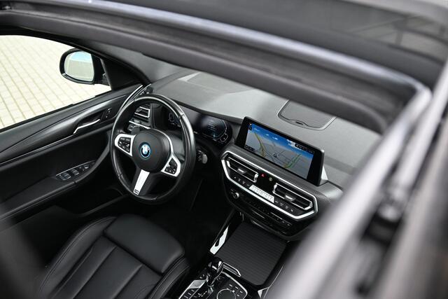 BMW X3 xDrive30e M Sport Automaat / Panoramadak / Trekhaak / Sportstoelen / Achteruitrijcamera / LED / Active Cruise Control / Comfort Access