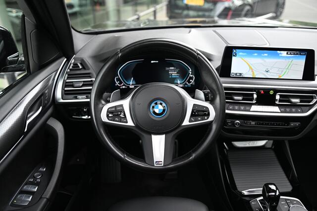BMW X3 xDrive30e M Sport Automaat / Panoramadak / Trekhaak / Sportstoelen / Achteruitrijcamera / LED / Active Cruise Control / Comfort Access