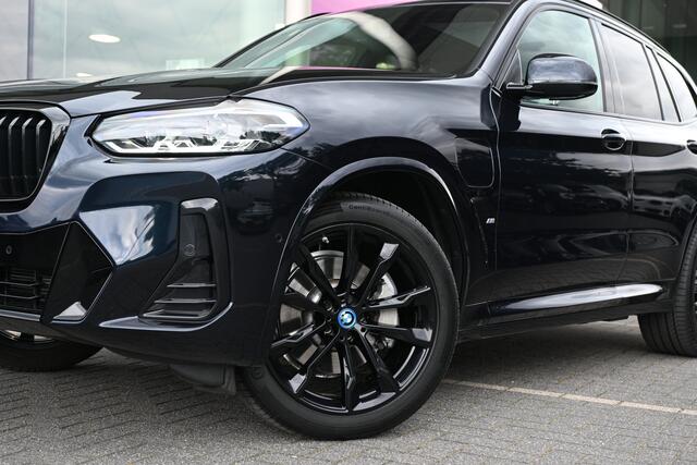 BMW X3 xDrive30e M Sport Automaat / Panoramadak / Trekhaak / Sportstoelen / Achteruitrijcamera / LED / Active Cruise Control / Comfort Access