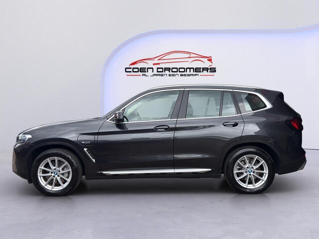 BMW X3 xDrive30e High Executive /Apple Carplay/BTW/Leder/Camera+PDC V+A/Head-up display/Stoelverwarming/Dode-hoek sensoren/3-Zone Climate/Cruise Control/ Elek. achterklep/Elek. trekhaak/(*MET GARANTIE)