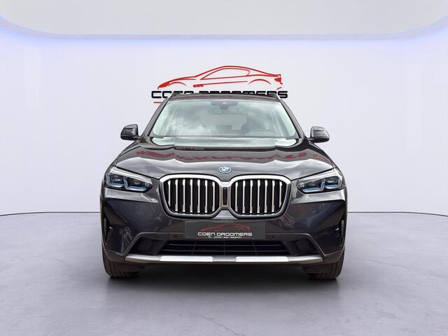 BMW X3 xDrive30e High Executive /Apple Carplay/BTW/Leder/Camera+PDC V+A/Head-up display/Stoelverwarming/Dode-hoek sensoren/3-Zone Climate/Cruise Control/ Elek. achterklep/Elek. trekhaak/(*MET GARANTIE)