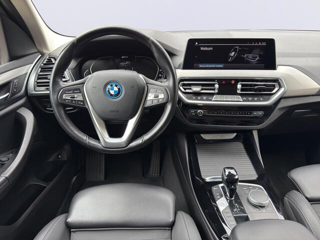 BMW X3 xDrive30e High Executive /Apple Carplay/BTW/Leder/Camera+PDC V+A/Head-up display/Stoelverwarming/Dode-hoek sensoren/3-Zone Climate/Cruise Control/ Elek. achterklep/Elek. trekhaak/(*MET GARANTIE)